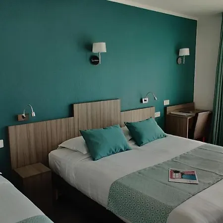 Logis Les Bleuets Отель 2*