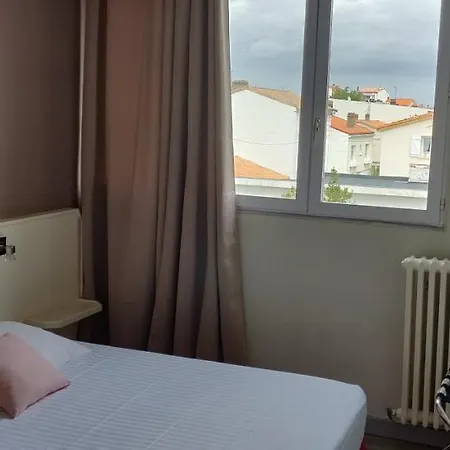 酒店 Logis Les Bleuets 2*