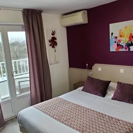 Logis Les Bleuets 2* 로양