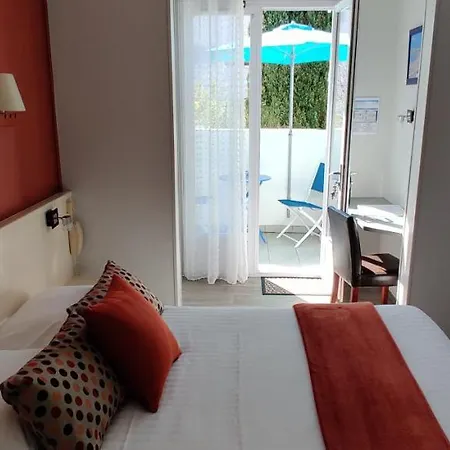 호텔 Logis Les Bleuets 로양