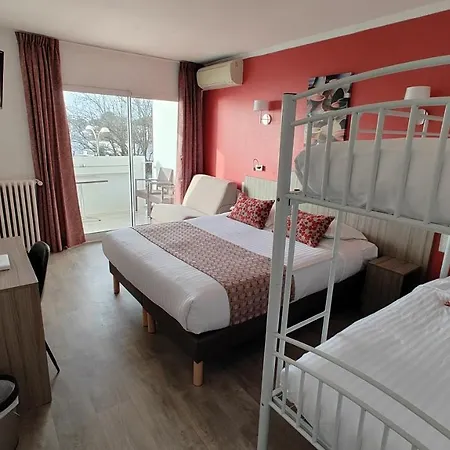 Logis Les Bleuets 호텔 2*