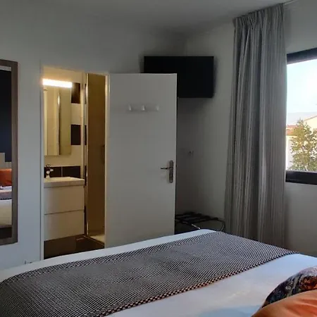 Logis Les Bleuets 2* 로양