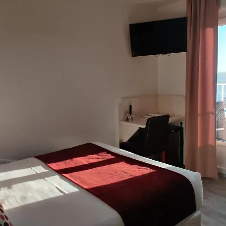 Logis Les Bleuets Hotell 2*