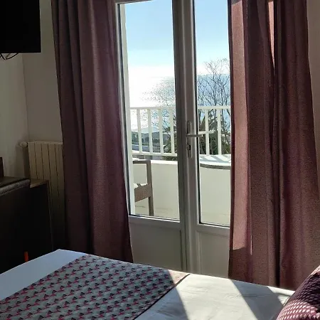 호텔 Logis Les Bleuets 2*