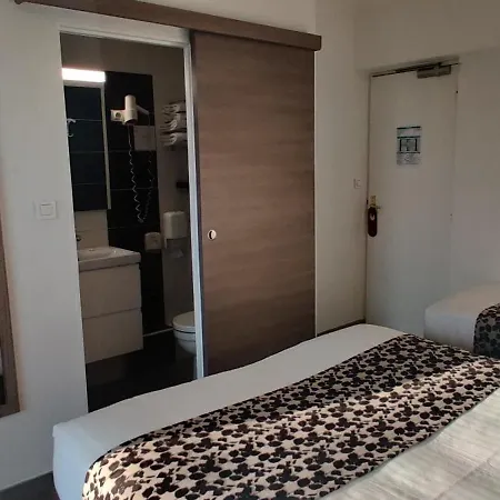 호텔 Logis Les Bleuets 로양