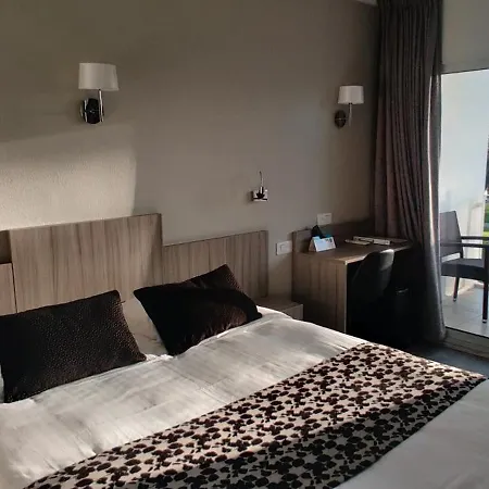 호텔 Logis Les Bleuets 2*