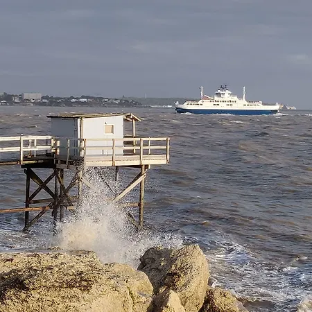 호텔 Logis Les Bleuets 2*