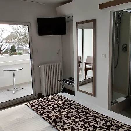 호텔 Logis Les Bleuets 로양