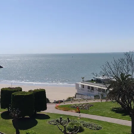 호텔 Logis Les Bleuets 로양