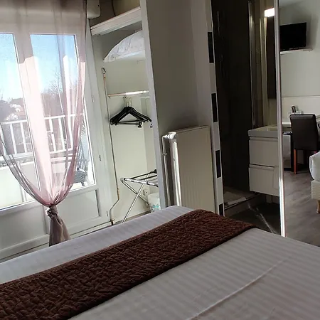 Logis Les Bleuets 호텔 2*