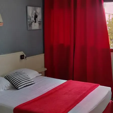 호텔 Logis Les Bleuets 로양