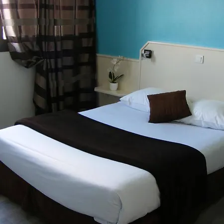 Logis Les Bleuets 酒店 2*