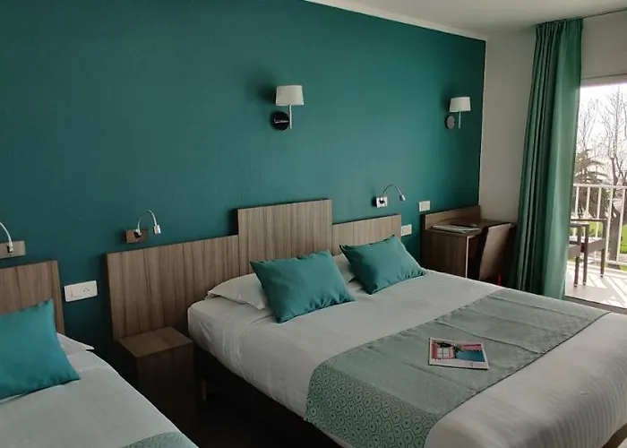 Logis Les Bleuets Otel 2*