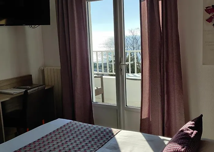 Hotel Logis Les Bleuets 2*