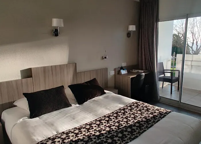 Hotel Logis Les Bleuets 2*